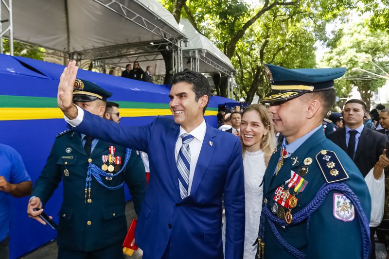 A abertura do desfile foi realizada pelo pelotão de 30 alunos de escolas estaduais e 20 atletas do Núcleo de Esporte e Lazer (NEL) da modalidade de ginástica rítmica e por atletas paralímpicos e olímpicos da Secretaria de Estado de Educação (Seduc). O grupo fez a entrega da Tocha da Paz ao general Paulo Sérgio Nogueira, do Comando Militar do Norte. O instrumento simbólico representa o esforço coletivo para alimentar e intensificar a nacionalidade; o repúdio às drogas, à discriminação e a todo tipo de violência.  <div class='credito_fotos'>Foto: Marcelo Seabra / Ag. Pará   |   <a href='/midias/2019/originais/5414_20190907113919__mg_4204.jpg' download><i class='fa-solid fa-download'></i> Download</a></div>