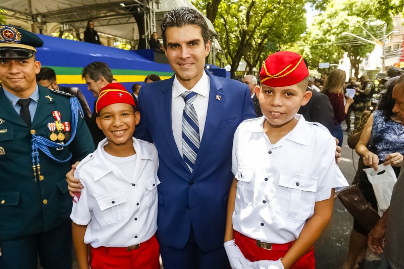 A abertura do desfile foi realizada pelo pelotão de 30 alunos de escolas estaduais e 20 atletas do Núcleo de Esporte e Lazer (NEL) da modalidade de ginástica rítmica e por atletas paralímpicos e olímpicos da Secretaria de Estado de Educação (Seduc). O grupo fez a entrega da Tocha da Paz ao general Paulo Sérgio Nogueira, do Comando Militar do Norte. O instrumento simbólico representa o esforço coletivo para alimentar e intensificar a nacionalidade; o repúdio às drogas, à discriminação e a todo tipo de violência.  <div class='credito_fotos'>Foto: Marcelo Seabra / Ag. Pará   |   <a href='/midias/2019/originais/5414_20190907113946__mg_4214.jpg' download><i class='fa-solid fa-download'></i> Download</a></div>