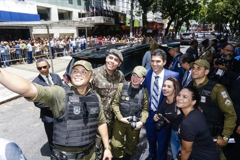 A abertura do desfile foi realizada pelo pelotão de 30 alunos de escolas estaduais e 20 atletas do Núcleo de Esporte e Lazer (NEL) da modalidade de ginástica rítmica e por atletas paralímpicos e olímpicos da Secretaria de Estado de Educação (Seduc). O grupo fez a entrega da Tocha da Paz ao general Paulo Sérgio Nogueira, do Comando Militar do Norte. O instrumento simbólico representa o esforço coletivo para alimentar e intensificar a nacionalidade; o repúdio às drogas, à discriminação e a todo tipo de violência.  <div class='credito_fotos'>Foto: Marcelo Seabra / Ag. Pará   |   <a href='/midias/2019/originais/5414_20190907114153__mg_4246.jpg' download><i class='fa-solid fa-download'></i> Download</a></div>