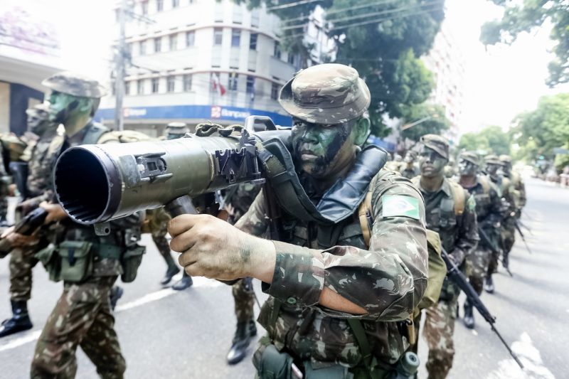 A abertura do desfile foi realizada pelo pelotão de 30 alunos de escolas estaduais e 20 atletas do Núcleo de Esporte e Lazer (NEL) da modalidade de ginástica rítmica e por atletas paralímpicos e olímpicos da Secretaria de Estado de Educação (Seduc). O grupo fez a entrega da Tocha da Paz ao general Paulo Sérgio Nogueira, do Comando Militar do Norte. O instrumento simbólico representa o esforço coletivo para alimentar e intensificar a nacionalidade; o repúdio às drogas, à discriminação e a todo tipo de violência.  <div class='credito_fotos'>Foto: Marcelo Seabra / Ag. Pará   |   <a href='/midias/2019/originais/5414_20190907_131105.jpg' download><i class='fa-solid fa-download'></i> Download</a></div>