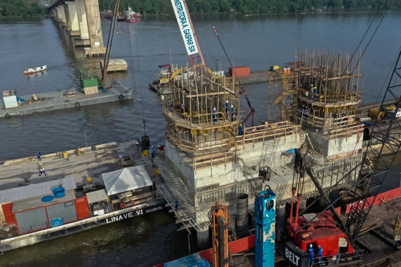 Setran conclui mastro central da ponte rio Moju em setembro.

A reconstrução de um trecho da ponte rio Moju entra, neste mês de setembro, em sua fase construtiva mais ágil, quando ocorre a montagem das etapas acima do bloco de fundação, ou seja, acima do nível da água. A Secretaria de Estado de Transportes (Setran) conclui, até o final do mês, o mastro central que terá, ao final da obra, mais de 90 metros de altura. <div class='credito_fotos'>Foto: ASCOM / SETRAN   |   <a href='/midias/2019/originais/5415_img-20190907-wa0038.jpg' download><i class='fa-solid fa-download'></i> Download</a></div>