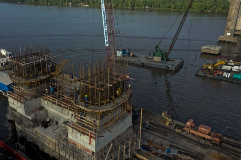 Setran conclui mastro central da ponte rio Moju em setembro.

A reconstrução de um trecho da ponte rio Moju entra, neste mês de setembro, em sua fase construtiva mais ágil, quando ocorre a montagem das etapas acima do bloco de fundação, ou seja, acima do nível da água. A Secretaria de Estado de Transportes (Setran) conclui, até o final do mês, o mastro central que terá, ao final da obra, mais de 90 metros de altura. <div class='credito_fotos'>Foto: ASCOM / SETRAN   |   <a href='/midias/2019/originais/5415_img-20190907-wa0039.jpg' download><i class='fa-solid fa-download'></i> Download</a></div>