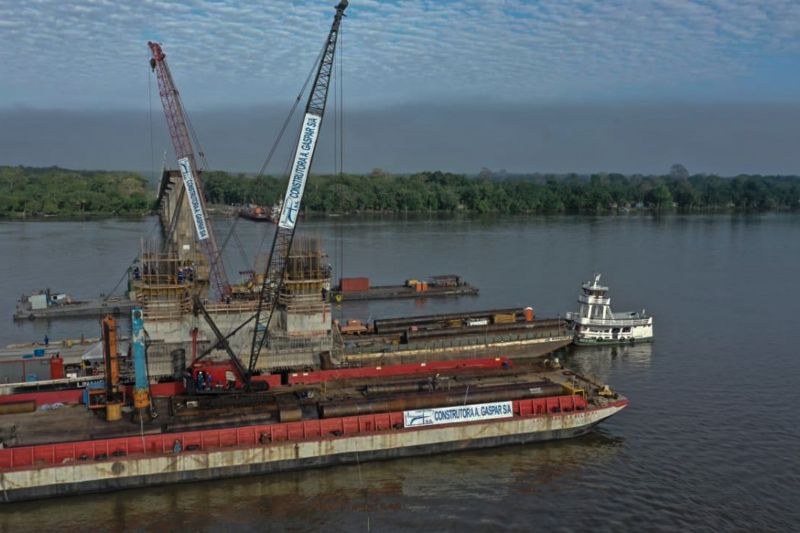 Setran conclui mastro central da ponte rio Moju em setembro.

A reconstrução de um trecho da ponte rio Moju entra, neste mês de setembro, em sua fase construtiva mais ágil, quando ocorre a montagem das etapas acima do bloco de fundação, ou seja, acima do nível da água. A Secretaria de Estado de Transportes (Setran) conclui, até o final do mês, o mastro central que terá, ao final da obra, mais de 90 metros de altura. <div class='credito_fotos'>Foto: ASCOM / SETRAN   |   <a href='/midias/2019/originais/5415_img-20190907-wa0040.jpg' download><i class='fa-solid fa-download'></i> Download</a></div>