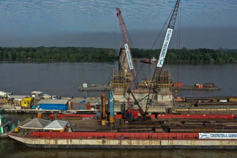 Setran conclui mastro central da ponte rio Moju em setembro.

A reconstrução de um trecho da ponte rio Moju entra, neste mês de setembro, em sua fase construtiva mais ágil, quando ocorre a montagem das etapas acima do bloco de fundação, ou seja, acima do nível da água. A Secretaria de Estado de Transportes (Setran) conclui, até o final do mês, o mastro central que terá, ao final da obra, mais de 90 metros de altura. <div class='credito_fotos'>Foto: ASCOM / SETRAN   |   <a href='/midias/2019/originais/5415_img-20190907-wa0041.jpg' download><i class='fa-solid fa-download'></i> Download</a></div>