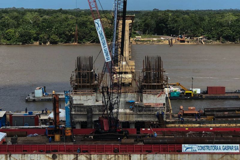 Setran conclui mastro central da ponte rio Moju em setembro.

A reconstrução de um trecho da ponte rio Moju entra, neste mês de setembro, em sua fase construtiva mais ágil, quando ocorre a montagem das etapas acima do bloco de fundação, ou seja, acima do nível da água. A Secretaria de Estado de Transportes (Setran) conclui, até o final do mês, o mastro central que terá, ao final da obra, mais de 90 metros de altura. <div class='credito_fotos'>Foto: ASCOM / SETRAN   |   <a href='/midias/2019/originais/5415_img-20190907-wa0042.jpg' download><i class='fa-solid fa-download'></i> Download</a></div>