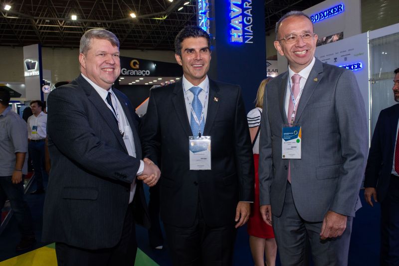 Belo Horizonte. Minas Gerais . Brasil.09/09/2019. 
O Governador do parÃ¡  Helder Barbalho  estev presente na Exposibram 2019.
Foto: Jackson Romanelli/ Infinito. <div class='credito_fotos'>Foto: Jackson Romanelli/ Infinito   |   <a href='/midias/2019/originais/5418_exposibram_helder_16barbalho.jpg' download><i class='fa-solid fa-download'></i> Download</a></div>