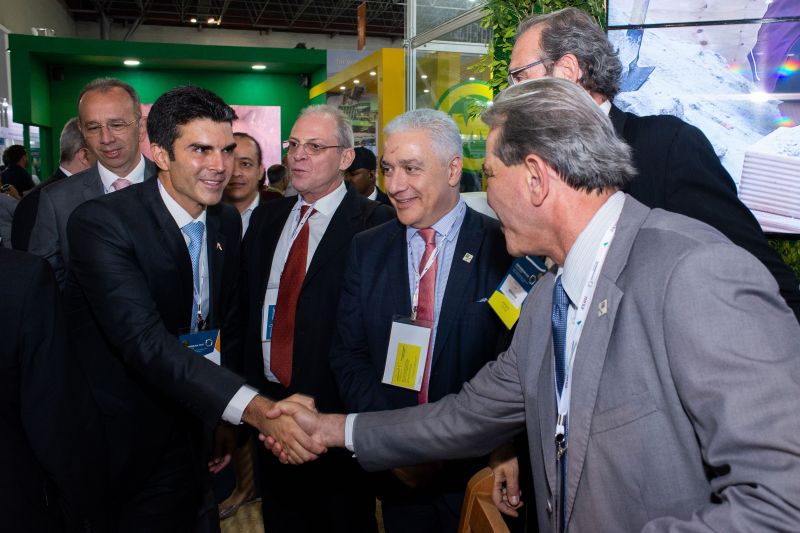 Belo Horizonte. Minas Gerais . Brasil.09/09/2019. 
O Governador do parÃ¡  Helder Barbalho  estev presente na Exposibram 2019.
Foto: Jackson Romanelli/ Infinito. <div class='credito_fotos'>Foto: Jackson Romanelli/ Infinito   |   <a href='/midias/2019/originais/5418_exposibram_helder_19barbalho.jpg' download><i class='fa-solid fa-download'></i> Download</a></div>