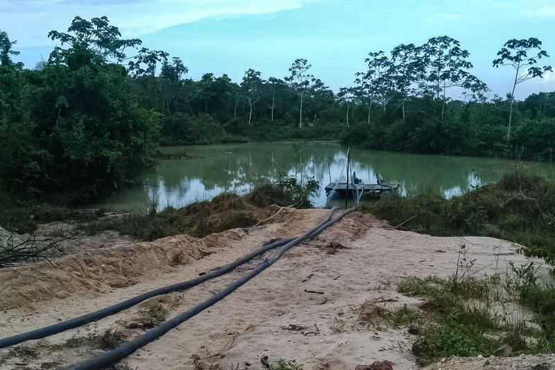 As equipes de fiscalização da Secretaria de Estado de Meio Ambiente e Sustentabilidade (Semas) deflagraram uma operação de combate à exploração irregular de minério na região nordeste. Os fiscais percorreram, durante uma semana, os municípios de Castanhal, Terra Alta e Capitão Poço, vistoriando empreendimentos que retiram minério do solo. <div class='credito_fotos'>Foto: ASCOM SEMAS   |   <a href='/midias/2019/originais/5419_img-20190909-wa0131-2.jpg' download><i class='fa-solid fa-download'></i> Download</a></div>