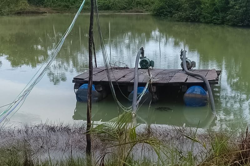 As equipes de fiscalização da Secretaria de Estado de Meio Ambiente e Sustentabilidade (Semas) deflagraram uma operação de combate à exploração irregular de minério na região nordeste. Os fiscais percorreram, durante uma semana, os municípios de Castanhal, Terra Alta e Capitão Poço, vistoriando empreendimentos que retiram minério do solo. <div class='credito_fotos'>Foto: ASCOM SEMAS   |   <a href='/midias/2019/originais/5419_img-20190909-wa0132-2.jpg' download><i class='fa-solid fa-download'></i> Download</a></div>