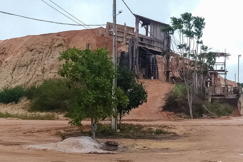 As equipes de fiscalização da Secretaria de Estado de Meio Ambiente e Sustentabilidade (Semas) deflagraram uma operação de combate à exploração irregular de minério na região nordeste. Os fiscais percorreram, durante uma semana, os municípios de Castanhal, Terra Alta e Capitão Poço, vistoriando empreendimentos que retiram minério do solo. <div class='credito_fotos'>Foto: ASCOM SEMAS   |   <a href='/midias/2019/originais/5419_img-20190909-wa0133-2.jpg' download><i class='fa-solid fa-download'></i> Download</a></div>