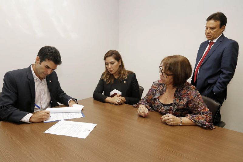 Estudantes do ensino médio em Marapanim, município do nordeste paraense, vão ganhar uma escola reformada e ampliada. O anúncio das obras na Escola Estadual Remígio Fernandez foi feito no início da noite desta quarta-feira (11), no Palácio do Governo, em Belém, após assinatura da ordem de serviço pelo governador Helder Barbalho. <div class='credito_fotos'>Foto: Marcelo Seabra / Ag. Pará   |   <a href='/midias/2019/originais/5425__mg_4573.jpg' download><i class='fa-solid fa-download'></i> Download</a></div>