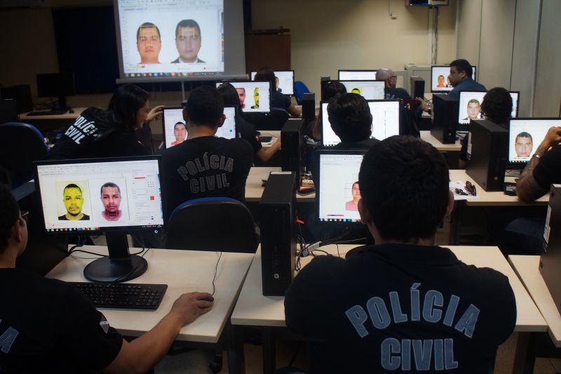 Papiloscopistas policiais da capital e do interior do Pará participam até a próxima sexta-feira (13), do Curso de Atualização em Perícias de Imagens, promovido em parceria pela Academia da Polícia Civil (Acadepol) e Diretoria de Identificação "Enéas Martins" (Didem). As aulas são realizadas no sala do Telecentro, na sede da Delegacia-Geral, em Belém. <div class='credito_fotos'>Foto: Ascom / Polícia Civil   |   <a href='/midias/2019/originais/5427_dsc00782.jpg' download><i class='fa-solid fa-download'></i> Download</a></div>