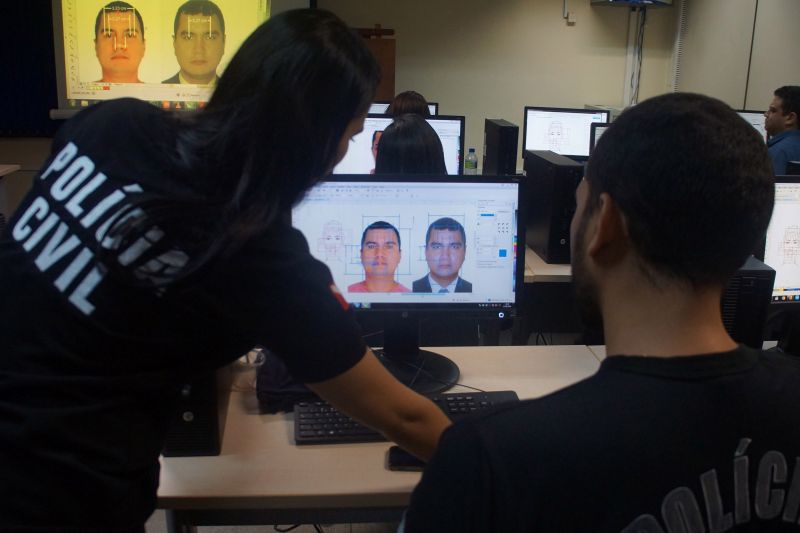 Papiloscopistas policiais da capital e do interior do Pará participam até a próxima sexta-feira (13), do Curso de Atualização em Perícias de Imagens, promovido em parceria pela Academia da Polícia Civil (Acadepol) e Diretoria de Identificação "Enéas Martins" (Didem). As aulas são realizadas no sala do Telecentro, na sede da Delegacia-Geral, em Belém. <div class='credito_fotos'>Foto: Ascom / Polícia Civil   |   <a href='/midias/2019/originais/5427_dsc00789.jpg' download><i class='fa-solid fa-download'></i> Download</a></div>