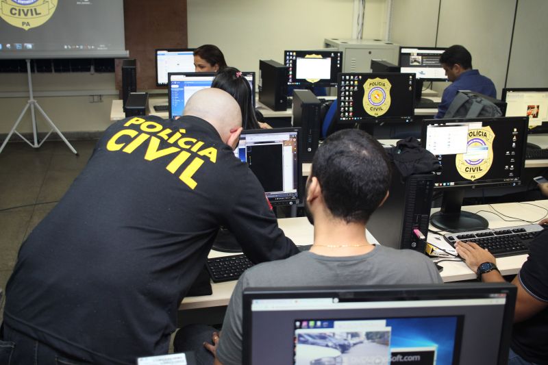 Papiloscopistas policiais da capital e do interior do Pará participam até a próxima sexta-feira (13), do Curso de Atualização em Perícias de Imagens, promovido em parceria pela Academia da Polícia Civil (Acadepol) e Diretoria de Identificação "Enéas Martins" (Didem). As aulas são realizadas no sala do Telecentro, na sede da Delegacia-Geral, em Belém. <div class='credito_fotos'>Foto: Ascom / Polícia Civil   |   <a href='/midias/2019/originais/5427_img_5091.jpg' download><i class='fa-solid fa-download'></i> Download</a></div>