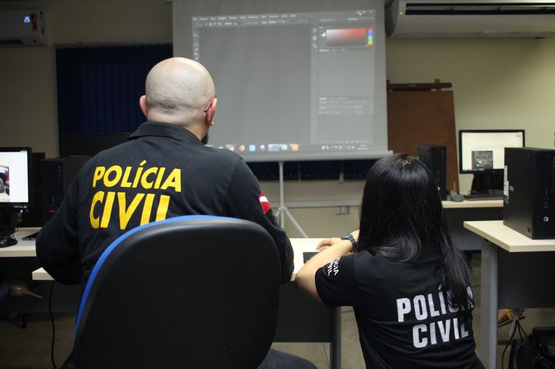 Papiloscopistas policiais da capital e do interior do Pará participam até a próxima sexta-feira (13), do Curso de Atualização em Perícias de Imagens, promovido em parceria pela Academia da Polícia Civil (Acadepol) e Diretoria de Identificação "Enéas Martins" (Didem). As aulas são realizadas no sala do Telecentro, na sede da Delegacia-Geral, em Belém. <div class='credito_fotos'>Foto: Ascom / Polícia Civil   |   <a href='/midias/2019/originais/5427_img_5113.jpg' download><i class='fa-solid fa-download'></i> Download</a></div>