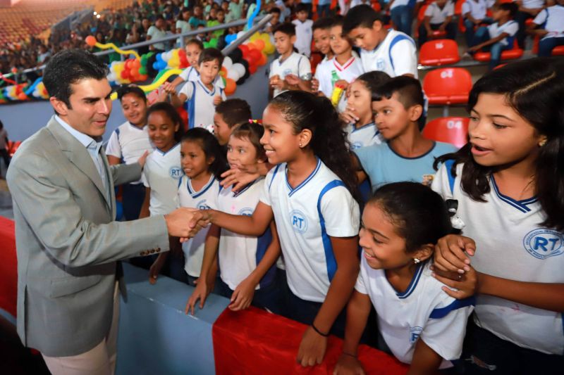 “Luz, câmera, ação, drogas não!” Foi com esse grito de guerra e com essa certeza que 1443 alunos que participaram do Programa Educacional de Resistência às Drogas e à Violência (Proerd), se formaram no final da manhã desta quinta-feira (12). O governador do Estado, Helder Barbalho, juntamente com o comandante geral da polícia militar, Coronel Dilson Júnior e a primeira dama do Estado, Daniela Barbalho, participaram do ato solene, que aconteceu na Arena Guilherme Paraense, o “Mangueirinho”. <div class='credito_fotos'>Foto: Marco Santos / Ag. Pará   |   <a href='/midias/2019/originais/5430_formaturadosalunosproerd-fotomarcosantos-16.jpg' download><i class='fa-solid fa-download'></i> Download</a></div>