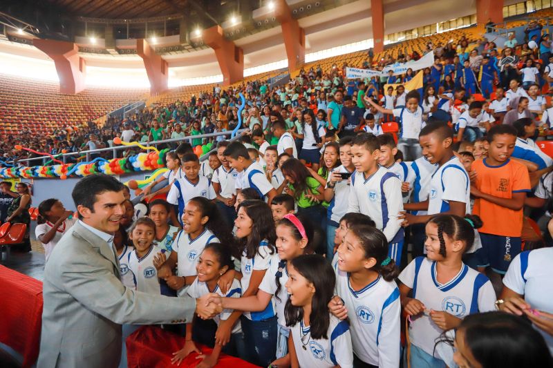 “Luz, câmera, ação, drogas não!” Foi com esse grito de guerra e com essa certeza que 1443 alunos que participaram do Programa Educacional de Resistência às Drogas e à Violência (Proerd), se formaram no final da manhã desta quinta-feira (12). O governador do Estado, Helder Barbalho, juntamente com o comandante geral da polícia militar, Coronel Dilson Júnior e a primeira dama do Estado, Daniela Barbalho, participaram do ato solene, que aconteceu na Arena Guilherme Paraense, o “Mangueirinho”. <div class='credito_fotos'>Foto: Marco Santos / Ag. Pará   |   <a href='/midias/2019/originais/5430_formaturadosalunosproerd-fotomarcosantos-17.jpg' download><i class='fa-solid fa-download'></i> Download</a></div>