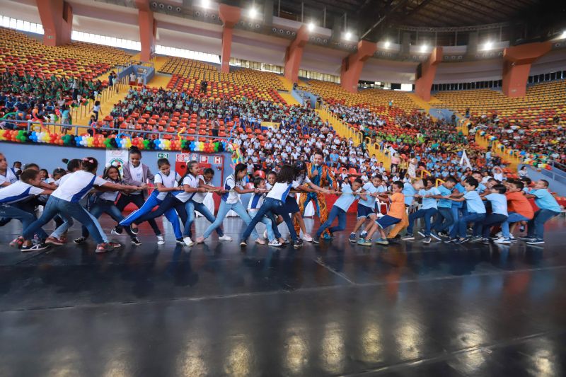 “Luz, câmera, ação, drogas não!” Foi com esse grito de guerra e com essa certeza que 1443 alunos que participaram do Programa Educacional de Resistência às Drogas e à Violência (Proerd), se formaram no final da manhã desta quinta-feira (12). O governador do Estado, Helder Barbalho, juntamente com o comandante geral da polícia militar, Coronel Dilson Júnior e a primeira dama do Estado, Daniela Barbalho, participaram do ato solene, que aconteceu na Arena Guilherme Paraense, o “Mangueirinho”. <div class='credito_fotos'>Foto: Marco Santos / Ag. Pará   |   <a href='/midias/2019/originais/5430_formaturadosalunosproerd-fotomarcosantos-2.jpg' download><i class='fa-solid fa-download'></i> Download</a></div>