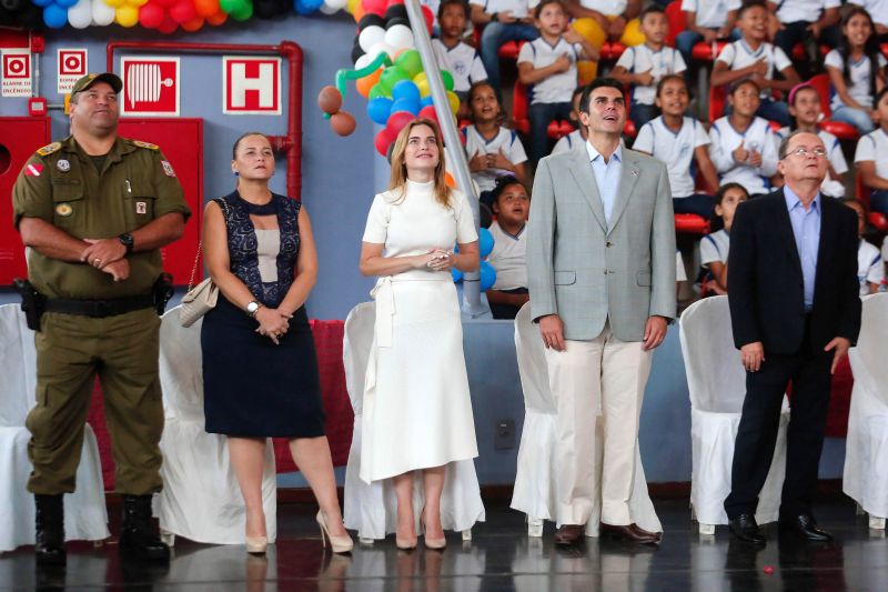 “Luz, câmera, ação, drogas não!” Foi com esse grito de guerra e com essa certeza que 1443 alunos que participaram do Programa Educacional de Resistência às Drogas e à Violência (Proerd), se formaram no final da manhã desta quinta-feira (12). O governador do Estado, Helder Barbalho, juntamente com o comandante geral da polícia militar, Coronel Dilson Júnior e a primeira dama do Estado, Daniela Barbalho, participaram do ato solene, que aconteceu na Arena Guilherme Paraense, o “Mangueirinho”. <div class='credito_fotos'>Foto: Marco Santos / Ag. Pará   |   <a href='/midias/2019/originais/5430_formaturadosalunosproerd-fotomarcosantos-21.jpg' download><i class='fa-solid fa-download'></i> Download</a></div>