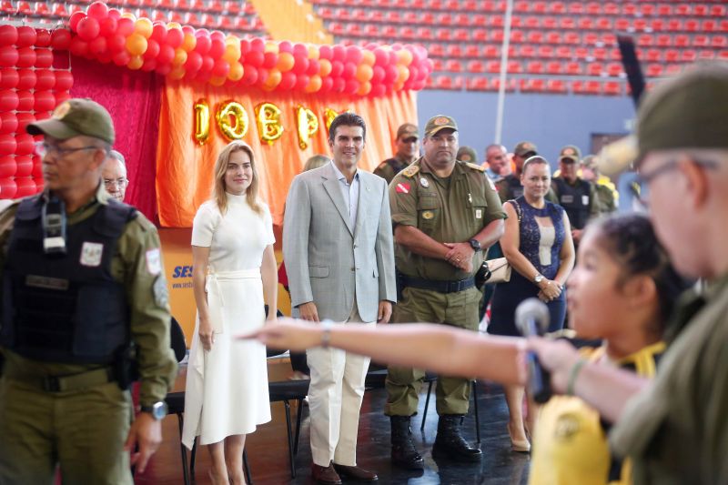 “Luz, câmera, ação, drogas não!” Foi com esse grito de guerra e com essa certeza que 1443 alunos que participaram do Programa Educacional de Resistência às Drogas e à Violência (Proerd), se formaram no final da manhã desta quinta-feira (12). O governador do Estado, Helder Barbalho, juntamente com o comandante geral da polícia militar, Coronel Dilson Júnior e a primeira dama do Estado, Daniela Barbalho, participaram do ato solene, que aconteceu na Arena Guilherme Paraense, o “Mangueirinho”. <div class='credito_fotos'>Foto: Marco Santos / Ag. Pará   |   <a href='/midias/2019/originais/5430_formaturadosalunosproerd-fotomarcosantos-29.jpg' download><i class='fa-solid fa-download'></i> Download</a></div>