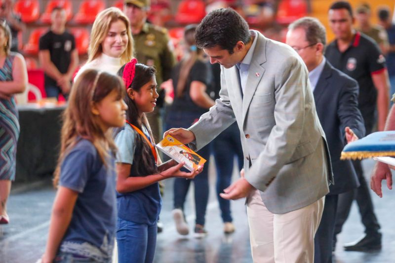 “Luz, câmera, ação, drogas não!” Foi com esse grito de guerra e com essa certeza que 1443 alunos que participaram do Programa Educacional de Resistência às Drogas e à Violência (Proerd), se formaram no final da manhã desta quinta-feira (12). O governador do Estado, Helder Barbalho, juntamente com o comandante geral da polícia militar, Coronel Dilson Júnior e a primeira dama do Estado, Daniela Barbalho, participaram do ato solene, que aconteceu na Arena Guilherme Paraense, o “Mangueirinho”. <div class='credito_fotos'>Foto: Marco Santos / Ag. Pará   |   <a href='/midias/2019/originais/5430_formaturadosalunosproerd-fotomarcosantos-39.jpg' download><i class='fa-solid fa-download'></i> Download</a></div>