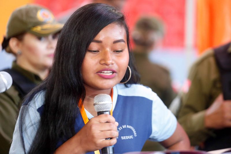 “Luz, câmera, ação, drogas não!” Foi com esse grito de guerra e com essa certeza que 1443 alunos que participaram do Programa Educacional de Resistência às Drogas e à Violência (Proerd), se formaram no final da manhã desta quinta-feira (12). O governador do Estado, Helder Barbalho, juntamente com o comandante geral da polícia militar, Coronel Dilson Júnior e a primeira dama do Estado, Daniela Barbalho, participaram do ato solene, que aconteceu na Arena Guilherme Paraense, o “Mangueirinho”. <div class='credito_fotos'>Foto: Marco Santos / Ag. Pará   |   <a href='/midias/2019/originais/5430_formaturadosalunosproerd-fotomarcosantos-43.jpg' download><i class='fa-solid fa-download'></i> Download</a></div>