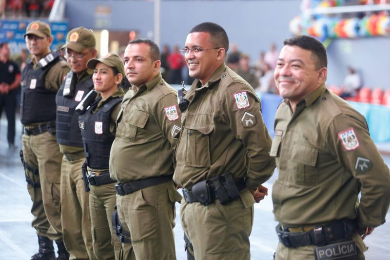 “Luz, câmera, ação, drogas não!” Foi com esse grito de guerra e com essa certeza que 1443 alunos que participaram do Programa Educacional de Resistência às Drogas e à Violência (Proerd), se formaram no final da manhã desta quinta-feira (12). O governador do Estado, Helder Barbalho, juntamente com o comandante geral da polícia militar, Coronel Dilson Júnior e a primeira dama do Estado, Daniela Barbalho, participaram do ato solene, que aconteceu na Arena Guilherme Paraense, o “Mangueirinho”. <div class='credito_fotos'>Foto: Marco Santos / Ag. Pará   |   <a href='/midias/2019/originais/5430_formaturadosalunosproerd-fotomarcosantos-49.jpg' download><i class='fa-solid fa-download'></i> Download</a></div>