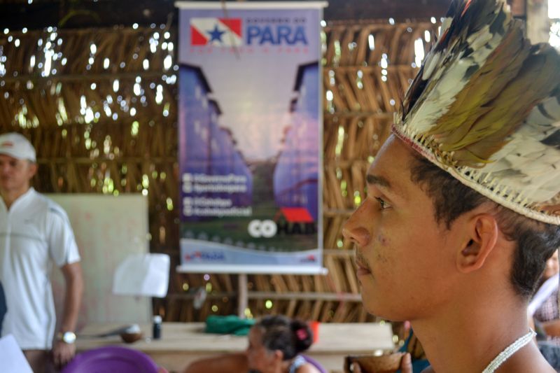 Cinquenta e quatro famílias das aldeias Jeju e Areal, localizadas no município de Santa Maria do Pará, na região nordeste, receberam cheque moradia nesta quinta-feira (12), em solenidade com o presidente da Companhia de Habitação do Pará, José Scaff Filho, e técnicos do órgão. Os benefícios totalizam R$ 278.500,00. <div class='credito_fotos'>Foto: ASCOM / COHAB    |   <a href='/midias/2019/originais/5432_dsc_0105.jpg' download><i class='fa-solid fa-download'></i> Download</a></div>