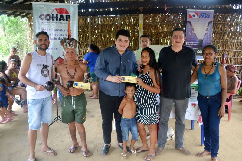 Cinquenta e quatro famílias das aldeias Jeju e Areal, localizadas no município de Santa Maria do Pará, na região nordeste, receberam cheque moradia nesta quinta-feira (12), em solenidade com o presidente da Companhia de Habitação do Pará, José Scaff Filho, e técnicos do órgão. Os benefícios totalizam R$ 278.500,00. <div class='credito_fotos'>Foto: ASCOM / COHAB    |   <a href='/midias/2019/originais/5432_dsc_0155.jpg' download><i class='fa-solid fa-download'></i> Download</a></div>