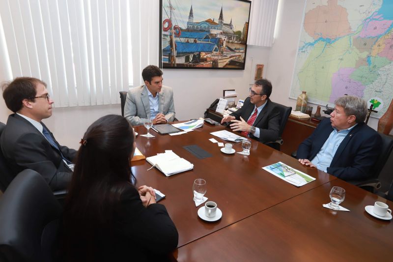 Conhecer os projetos da empresa em território paraense, garantir empregos e a geração de novos postos de trabalho foram os principais objetivos do governador do Pará, Helder Barbalho, ao receber nesta quinta-feira (12), no Palácio do Governo, em Belém, representantes da empresa Suzano Celulose, juntamente com o secretário de Estado de Desenvolvimento Econômico, Mineração e Energia, Iran Lima. <div class='credito_fotos'>Foto: Marco Santos / Ag. Pará   |   <a href='/midias/2019/originais/5434_suzanocelulose-fotomarcosantos-3.jpg' download><i class='fa-solid fa-download'></i> Download</a></div>