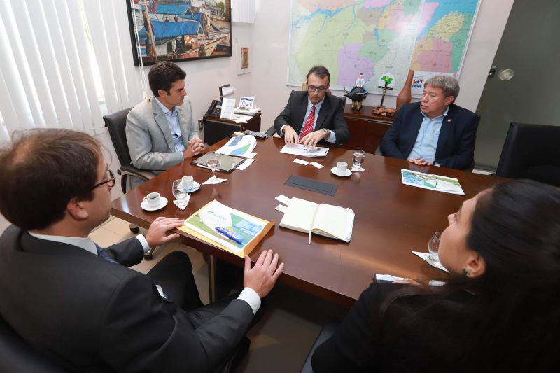 Conhecer os projetos da empresa em território paraense, garantir empregos e a geração de novos postos de trabalho foram os principais objetivos do governador do Pará, Helder Barbalho, ao receber nesta quinta-feira (12), no Palácio do Governo, em Belém, representantes da empresa Suzano Celulose, juntamente com o secretário de Estado de Desenvolvimento Econômico, Mineração e Energia, Iran Lima. <div class='credito_fotos'>Foto: Marco Santos / Ag. Pará   |   <a href='/midias/2019/originais/5434_suzanocelulose-fotomarcosantos-4.jpg' download><i class='fa-solid fa-download'></i> Download</a></div>