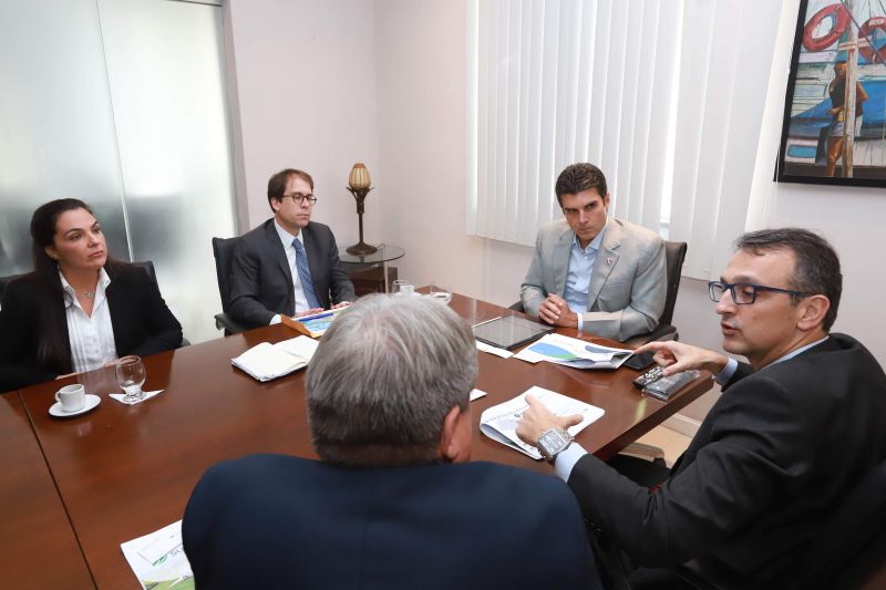 Conhecer os projetos da empresa em território paraense, garantir empregos e a geração de novos postos de trabalho foram os principais objetivos do governador do Pará, Helder Barbalho, ao receber nesta quinta-feira (12), no Palácio do Governo, em Belém, representantes da empresa Suzano Celulose, juntamente com o secretário de Estado de Desenvolvimento Econômico, Mineração e Energia, Iran Lima. <div class='credito_fotos'>Foto: Marco Santos / Ag. Pará   |   <a href='/midias/2019/originais/5434_suzanocelulose-fotomarcosantos.jpg' download><i class='fa-solid fa-download'></i> Download</a></div>