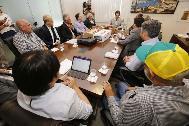 Os avanços no setor de exportação de carne bovina no Pará foram discutidos na reunião entre o governador do Pará, Helder Barbalho, o vice-governador Lúcio Vale e representantes de quatro frigoríficos instalados no Estado, realizada nesta quinta-feira (12), no Palácio do Governo, em Belém. Também participaram representantes de sindicatos da área de produção de carne; o secretário de Estado de Desenvolvimento Econômico, Mineração e Energia, Iran Lima; o secretário de Estado de Desenvolvimento Agropecuário e da Pesca, Hugo Suenaga; o superintendente do Sebrae-PA, Rubens Magno, e o deputado federal Cristiano Vale. <div class='credito_fotos'>Foto: Marcelo Seabra / Ag. Pará   |   <a href='/midias/2019/originais/5435__mg_4609.jpg' download><i class='fa-solid fa-download'></i> Download</a></div>