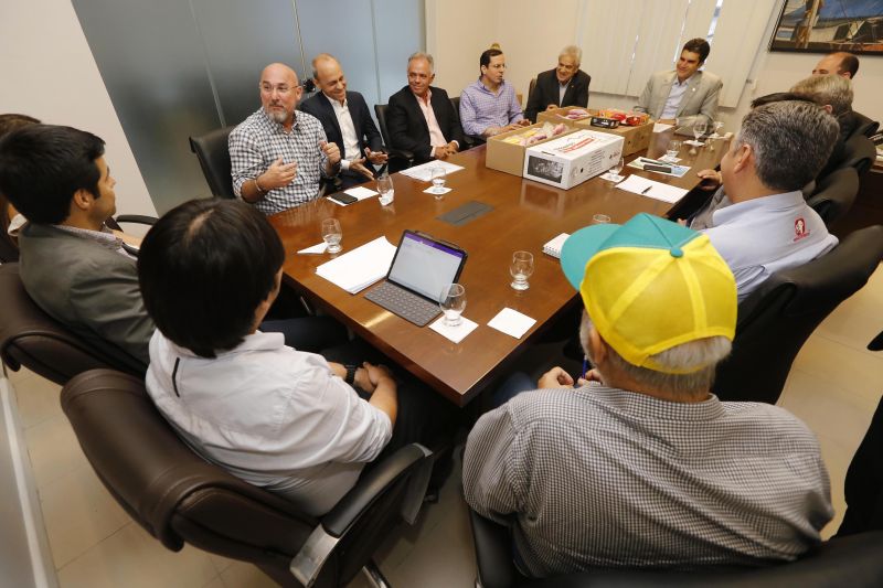 Os avanços no setor de exportação de carne bovina no Pará foram discutidos na reunião entre o governador do Pará, Helder Barbalho, o vice-governador Lúcio Vale e representantes de quatro frigoríficos instalados no Estado, realizada nesta quinta-feira (12), no Palácio do Governo, em Belém. Também participaram representantes de sindicatos da área de produção de carne; o secretário de Estado de Desenvolvimento Econômico, Mineração e Energia, Iran Lima; o secretário de Estado de Desenvolvimento Agropecuário e da Pesca, Hugo Suenaga; o superintendente do Sebrae-PA, Rubens Magno, e o deputado federal Cristiano Vale. <div class='credito_fotos'>Foto: Marcelo Seabra / Ag. Pará   |   <a href='/midias/2019/originais/5435__mg_4661.jpg' download><i class='fa-solid fa-download'></i> Download</a></div>