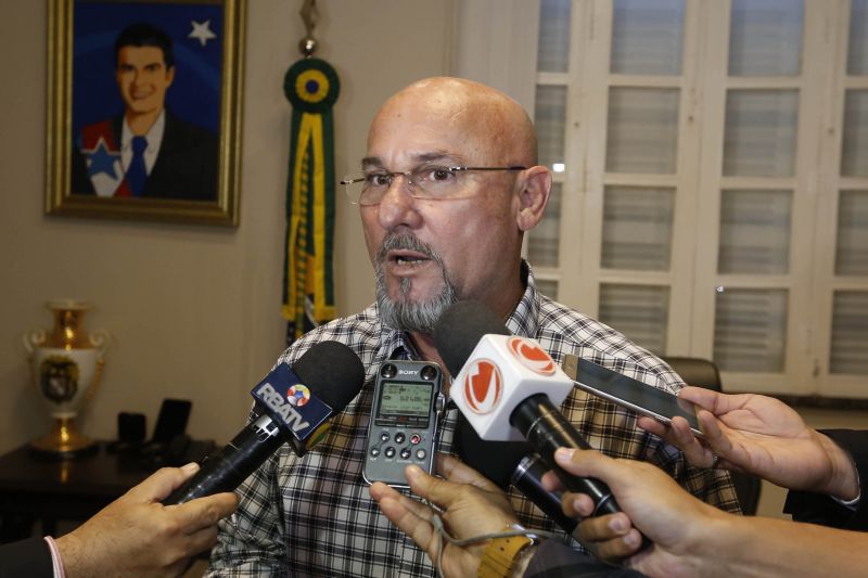 Os avanços no setor de exportação de carne bovina no Pará foram discutidos na reunião entre o governador do Pará, Helder Barbalho, o vice-governador Lúcio Vale e representantes de quatro frigoríficos instalados no Estado, realizada nesta quinta-feira (12), no Palácio do Governo, em Belém. Também participaram representantes de sindicatos da área de produção de carne; o secretário de Estado de Desenvolvimento Econômico, Mineração e Energia, Iran Lima; o secretário de Estado de Desenvolvimento Agropecuário e da Pesca, Hugo Suenaga; o superintendente do Sebrae-PA, Rubens Magno, e o deputado federal Cristiano Vale. <div class='credito_fotos'>Foto: Marcelo Seabra / Ag. Pará   |   <a href='/midias/2019/originais/5435__mg_4672.jpg' download><i class='fa-solid fa-download'></i> Download</a></div>