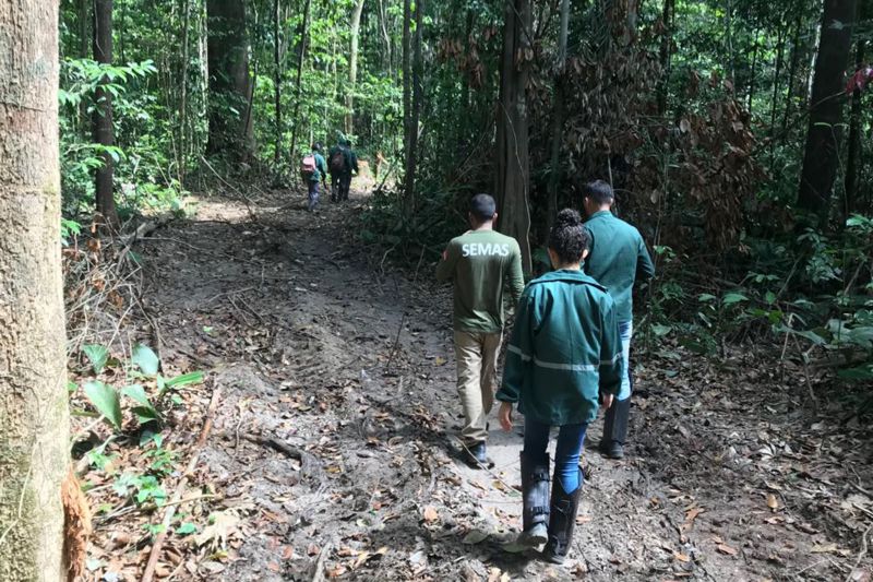 s equipes da Secretaria de Estado de Meio Ambiente e Sustentabilidade (Semas) e do Comando de Polícia Ambiental apreenderam, na quinta-feira (12), um trator do tipo escavadeira que estava sendo utilizado por madeireiros clandestinos. <div class='credito_fotos'>Foto: ASCOM / SEMAS   |   <a href='/midias/2019/originais/5437_img-20190913-wa0030.jpg' download><i class='fa-solid fa-download'></i> Download</a></div>