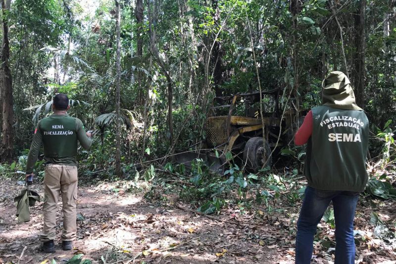 s equipes da Secretaria de Estado de Meio Ambiente e Sustentabilidade (Semas) e do Comando de Polícia Ambiental apreenderam, na quinta-feira (12), um trator do tipo escavadeira que estava sendo utilizado por madeireiros clandestinos. <div class='credito_fotos'>Foto: ASCOM / SEMAS   |   <a href='/midias/2019/originais/5437_img-20190913-wa0031.jpg' download><i class='fa-solid fa-download'></i> Download</a></div>