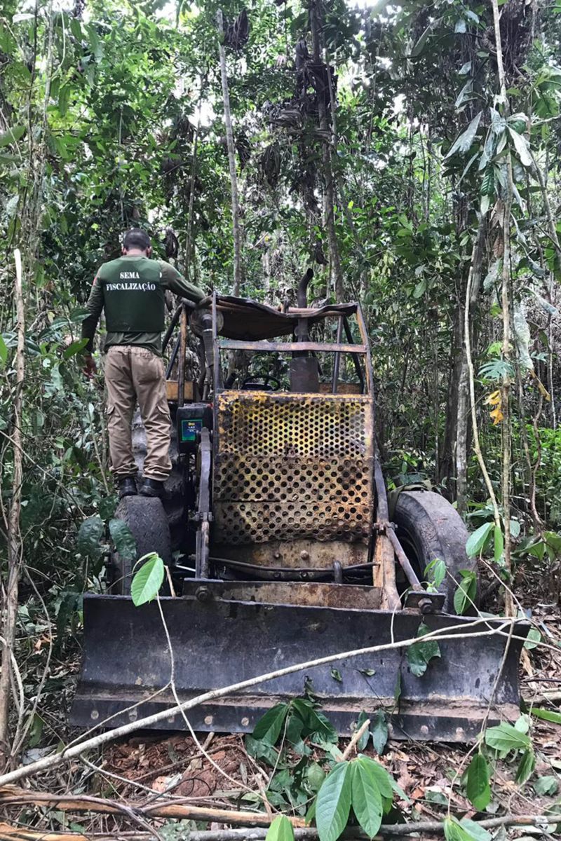 s equipes da Secretaria de Estado de Meio Ambiente e Sustentabilidade (Semas) e do Comando de Polícia Ambiental apreenderam, na quinta-feira (12), um trator do tipo escavadeira que estava sendo utilizado por madeireiros clandestinos. <div class='credito_fotos'>Foto: ASCOM / SEMAS   |   <a href='/midias/2019/originais/5437_img-20190913-wa0032.jpg' download><i class='fa-solid fa-download'></i> Download</a></div>