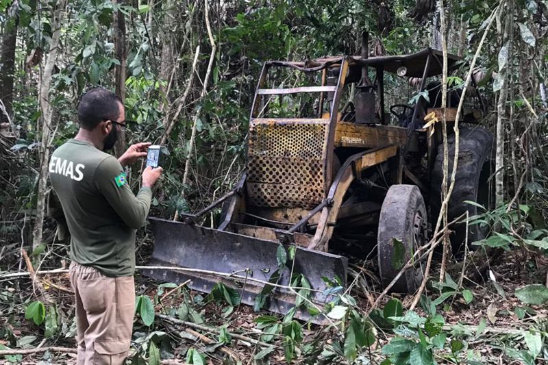 s equipes da Secretaria de Estado de Meio Ambiente e Sustentabilidade (Semas) e do Comando de Polícia Ambiental apreenderam, na quinta-feira (12), um trator do tipo escavadeira que estava sendo utilizado por madeireiros clandestinos. <div class='credito_fotos'>Foto: ASCOM / SEMAS   |   <a href='/midias/2019/originais/5437_img-20190913-wa0033.jpg' download><i class='fa-solid fa-download'></i> Download</a></div>