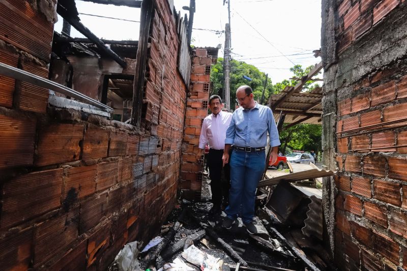 O vice-governador do Estado, Lúcio Vale, o presidente da Companhia de Habitação do Estado do Pará (Cohab), José Scaff Filho, e as equipes de engenharia e social do órgão estiveram, na manhã desta sexta-feira (13), em dois endereços onde ocorreram incêndios de grandes proporções, atingindo mais de 20 casas no bairro da Pedreira, em Belém. <div class='credito_fotos'>Foto: Marco Santos / Ag. Pará   |   <a href='/midias/2019/originais/5439_incendionapedreiraproximocanaldogalo_marcosantos_0005.jpg' download><i class='fa-solid fa-download'></i> Download</a></div>