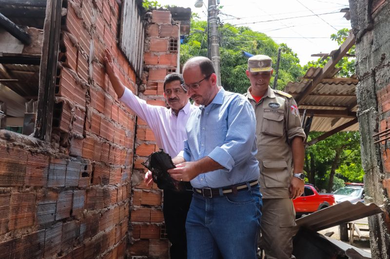 O vice-governador do Estado, Lúcio Vale, o presidente da Companhia de Habitação do Estado do Pará (Cohab), José Scaff Filho, e as equipes de engenharia e social do órgão estiveram, na manhã desta sexta-feira (13), em dois endereços onde ocorreram incêndios de grandes proporções, atingindo mais de 20 casas no bairro da Pedreira, em Belém. <div class='credito_fotos'>Foto: Marco Santos / Ag. Pará   |   <a href='/midias/2019/originais/5439_incendionapedreiraproximocanaldogalo_marcosantos_0008.jpg' download><i class='fa-solid fa-download'></i> Download</a></div>