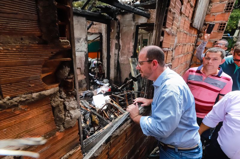 O vice-governador do Estado, Lúcio Vale, o presidente da Companhia de Habitação do Estado do Pará (Cohab), José Scaff Filho, e as equipes de engenharia e social do órgão estiveram, na manhã desta sexta-feira (13), em dois endereços onde ocorreram incêndios de grandes proporções, atingindo mais de 20 casas no bairro da Pedreira, em Belém. <div class='credito_fotos'>Foto: Marco Santos / Ag. Pará   |   <a href='/midias/2019/originais/5439_incendionapedreiraproximocanaldogalo_marcosantos_0009.jpg' download><i class='fa-solid fa-download'></i> Download</a></div>