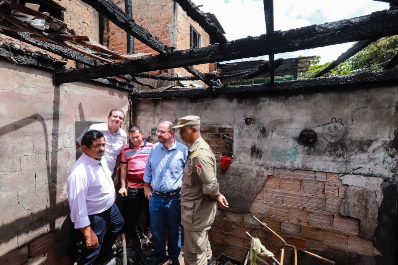 O vice-governador do Estado, Lúcio Vale, o presidente da Companhia de Habitação do Estado do Pará (Cohab), José Scaff Filho, e as equipes de engenharia e social do órgão estiveram, na manhã desta sexta-feira (13), em dois endereços onde ocorreram incêndios de grandes proporções, atingindo mais de 20 casas no bairro da Pedreira, em Belém. <div class='credito_fotos'>Foto: Marco Santos / Ag. Pará   |   <a href='/midias/2019/originais/5439_incendionapedreiraproximocanaldogalo_marcosantos_0012.jpg' download><i class='fa-solid fa-download'></i> Download</a></div>