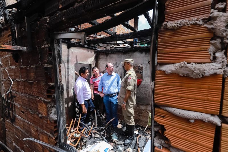 O vice-governador do Estado, Lúcio Vale, o presidente da Companhia de Habitação do Estado do Pará (Cohab), José Scaff Filho, e as equipes de engenharia e social do órgão estiveram, na manhã desta sexta-feira (13), em dois endereços onde ocorreram incêndios de grandes proporções, atingindo mais de 20 casas no bairro da Pedreira, em Belém. <div class='credito_fotos'>Foto: Marco Santos / Ag. Pará   |   <a href='/midias/2019/originais/5439_incendionapedreiraproximocanaldogalo_marcosantos_0014.jpg' download><i class='fa-solid fa-download'></i> Download</a></div>