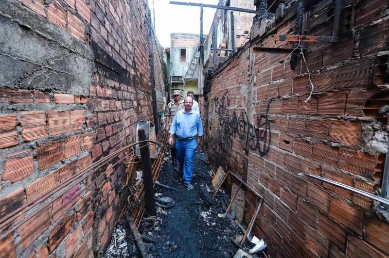 O vice-governador do Estado, Lúcio Vale, o presidente da Companhia de Habitação do Estado do Pará (Cohab), José Scaff Filho, e as equipes de engenharia e social do órgão estiveram, na manhã desta sexta-feira (13), em dois endereços onde ocorreram incêndios de grandes proporções, atingindo mais de 20 casas no bairro da Pedreira, em Belém. <div class='credito_fotos'>Foto: Marco Santos / Ag. Pará   |   <a href='/midias/2019/originais/5439_incendionapedreiraproximocanaldogalo_marcosantos_0018.jpg' download><i class='fa-solid fa-download'></i> Download</a></div>