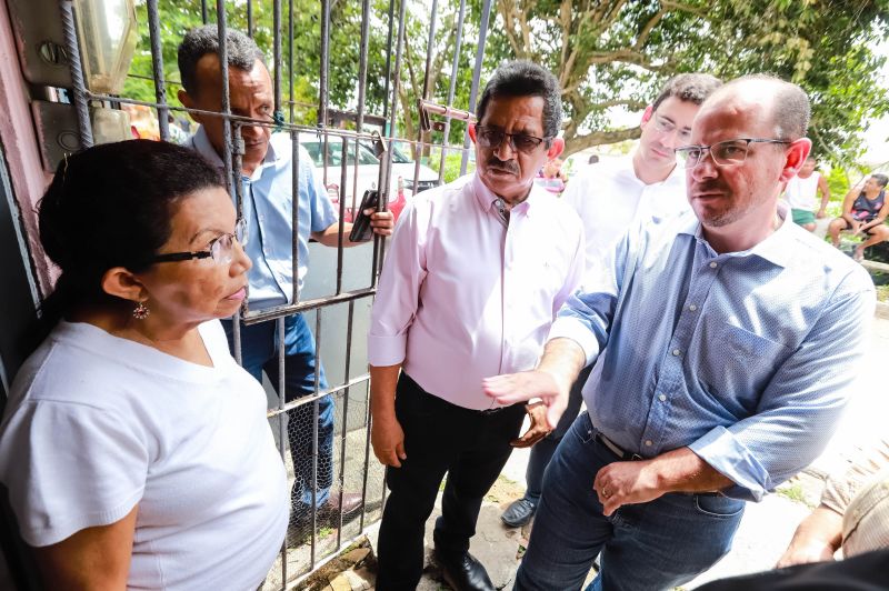 O vice-governador do Estado, Lúcio Vale, o presidente da Companhia de Habitação do Estado do Pará (Cohab), José Scaff Filho, e as equipes de engenharia e social do órgão estiveram, na manhã desta sexta-feira (13), em dois endereços onde ocorreram incêndios de grandes proporções, atingindo mais de 20 casas no bairro da Pedreira, em Belém. <div class='credito_fotos'>Foto: Marco Santos / Ag. Pará   |   <a href='/midias/2019/originais/5439_incendionapedreiraproximocanaldogalo_marcosantos_0020.jpg' download><i class='fa-solid fa-download'></i> Download</a></div>