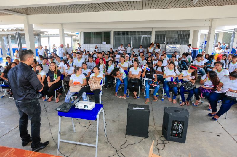 Os alunos do Ensino Médio e Fundamental da Escola Estadual Santana Marques, no bairro da Cabanagem, tiveram a oportunidade de assistir uma palestra sobre os perigos e riscos do consumo de drogas lícitas e ilícitas. Proferida pelo delegado Ivens Monteiro, da Polícia Civil, a programação ocorreu na última quarta (11) e é uma das ações do Territórios Pela Paz (TerPaz). <div class='credito_fotos'>Foto: Alex Ribeiro / Ag. Pará   |   <a href='/midias/2019/originais/5441_prevencao_drogasescolasantanamarques-20190911_fotosalexribeiro0302.jpg' download><i class='fa-solid fa-download'></i> Download</a></div>