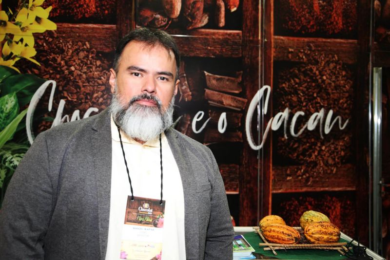 O Curso de "Bean to Bar", realizado pelo VI Festival Internacional de Chocolate, em Belém, atraiu confeiteiros, pessoas que trabalham na fabricação de chocolates e quem buscavam saber mais sobre o processo de produção artesanal do cacau até o chocolate, o evento foi realizado na Universidade da Amazônia (Unama). <div class='credito_fotos'>Foto: Bruno Cecim / Ag.Pará   |   <a href='/midias/2019/originais/5474_photoeditor_20190920_193209822-1867x1245.jpg' download><i class='fa-solid fa-download'></i> Download</a></div>