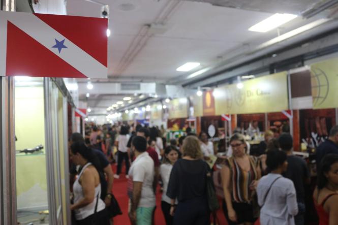 Empresas paraenses do setor do cacau que estão participando do "Chocolat São Paulo 2019", em São Paulo, lançaram novos produtos no evento que vai até amanhã (14). A aposta dos empresários é aproveitar o espaço para divulgar a variedade de amêndoas e chocolates que são produzidos no Pará.
FOTO: ASCOM / SEMAS
DATA: 13.04.2019
SÃO PAULO - SP <div class='credito_fotos'>Foto: ASCOM SEMAS   |   <a href='/midias/2019/originais/548469ef-1b7b-4633-b058-34067c0cbed2.jpg' download><i class='fa-solid fa-download'></i> Download</a></div>