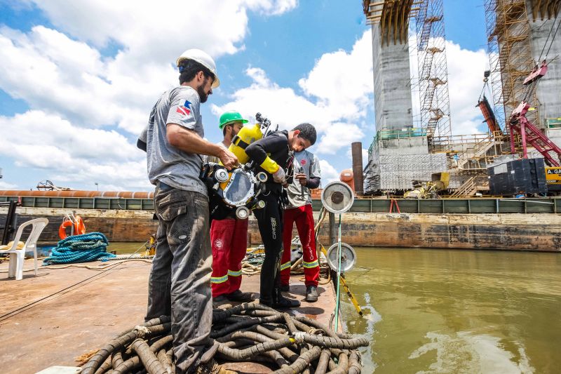 O trabalho de remoção é um dos maiores desafio da engenharia na reconstrução do vão central da ponte, que terá cerca de 270 metros de extensão. A dificuldade é gerada pela forma como os destroços do tabuleiro e pilares da antiga estrutura ficaram assentados no fundo do rio, justamente no entorno da construção do novo pilar. A ponte desabou durante a madrugada, após ser atingida por uma embarcação clandestina, em 6 de abril deste ano. <div class='credito_fotos'>Foto: JADER PAES / AG. PARÁ   |   <a href='/midias/2019/originais/5500_mergulhadoresmoju-011-jaderpaes.jpg' download><i class='fa-solid fa-download'></i> Download</a></div>